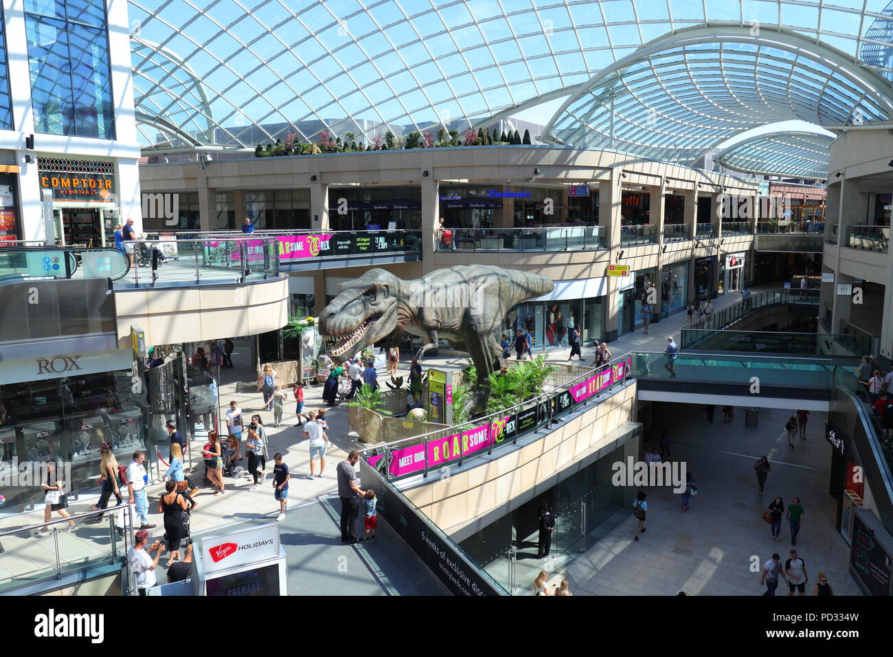 Una vida Tyrannosaurus Rex se ha instalado en el centro comercial de Leeds Trinity para los visitantes y clientes para admirar y tomar selfies. Foto de stock