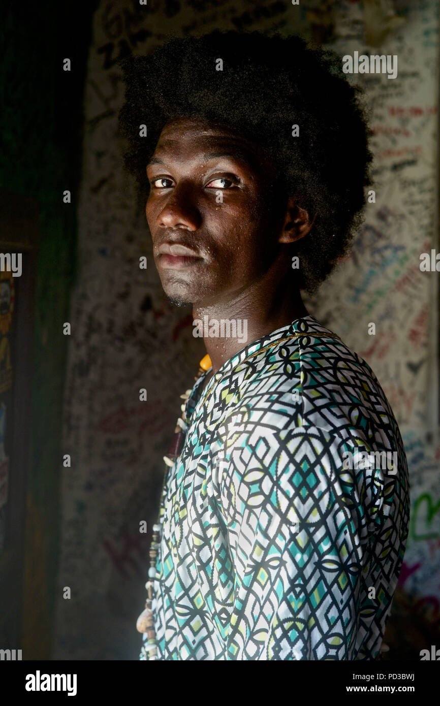 Julio 16, 2018 - San Basilio de Palenque, Bolívar, Colombia - músico y cantante Andris Padilla Julio, miembro del próximo grupo de música colombiana Kombilesa Mi, y creador del nuevo género llamado Rap Folkloriko Palenquero, una fusión de rap urbano, cantó en Palenque, el idioma y la incorporación de ritmos tradicionales de la zona. San Basilio de Palenque fue declarado las Obras Maestras del Patrimonio Oral e Inmaterial de la Humanidad por la UNESCO y es considerada la primera ciudad libre en América.La palabra ''palenque'' significa ''ciudad amurallada'' y el Palenque de San Basilio es sólo una de las muchas comunidades amurallada que nos Foto de stock
