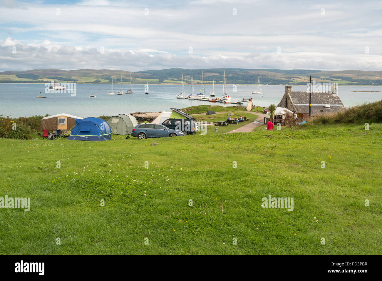 Gigha atracaderos, Pontón, camping y el boathouse a Ardminish Bay, isla de Gigha, Scotland, Reino Unido Foto de stock