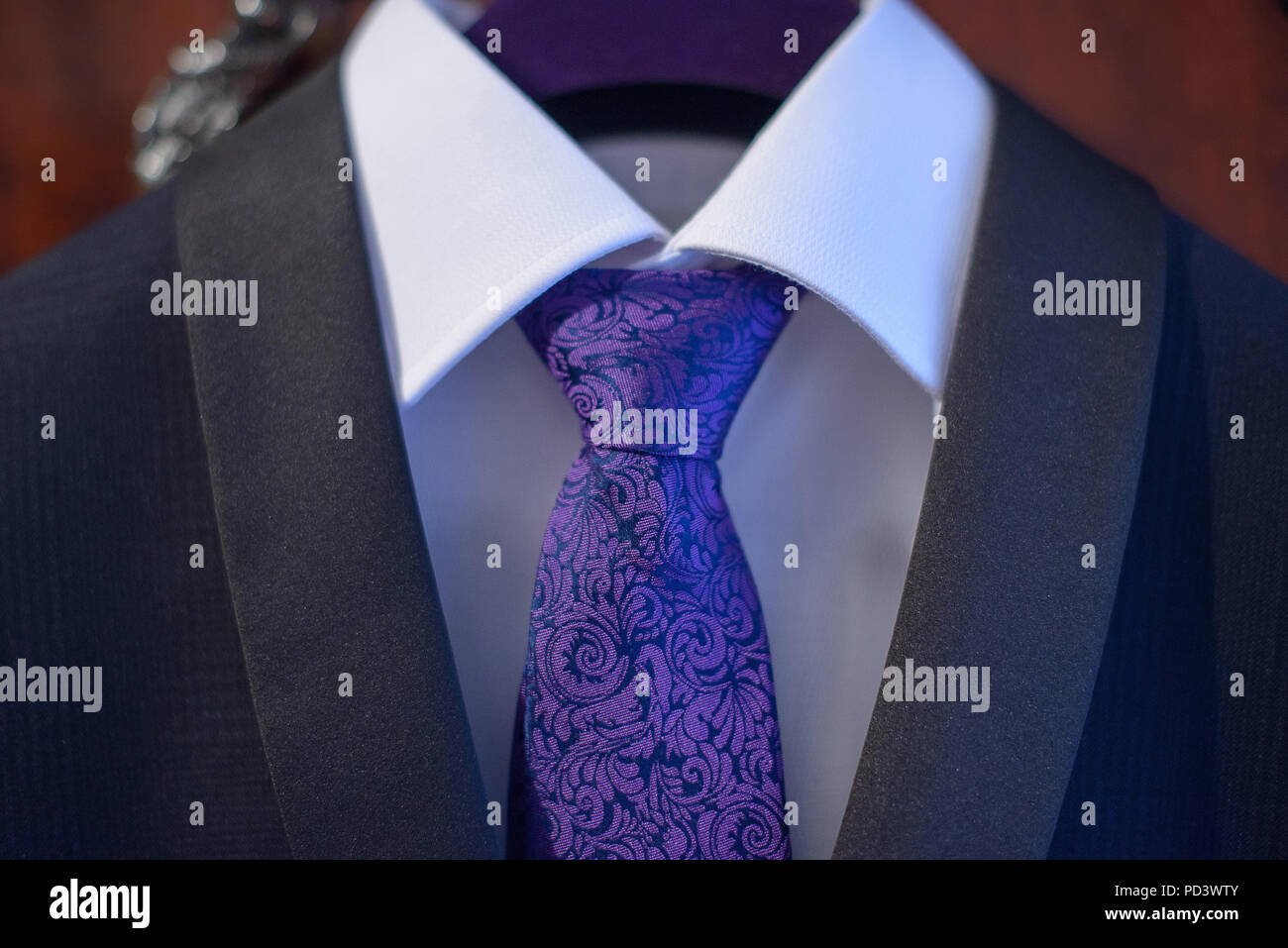 Elegante traje azul marino con camisa blanca y corbata de seda bordada,  macho accesorios para vestimenta formal, o elegante novio ensemble  Fotografía de stock - Alamy