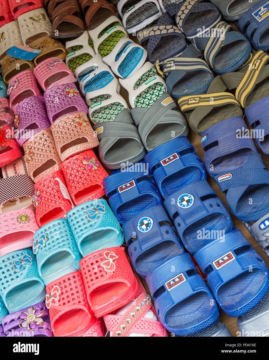 Plastic flip flops fotografías e imágenes de alta resolución - Alamy