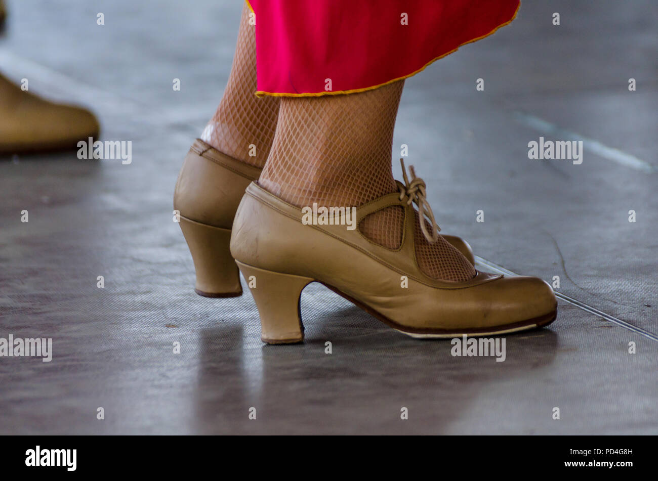 Brote Pedir prestado honor Primer plano de un calzado típico de los tradicionales zapatos de baile  flamenco español, cuero, zapatos de tacón alto, parte de la Vestimenta  Fotografía de stock - Alamy
