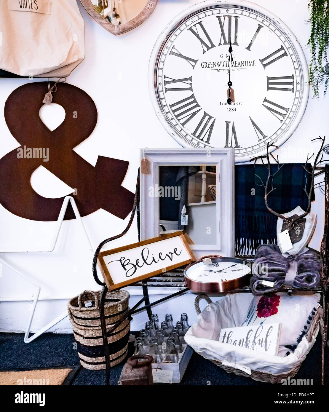 Una Pantalla De Decoracion Del Hogar En Una Tienda Minorista