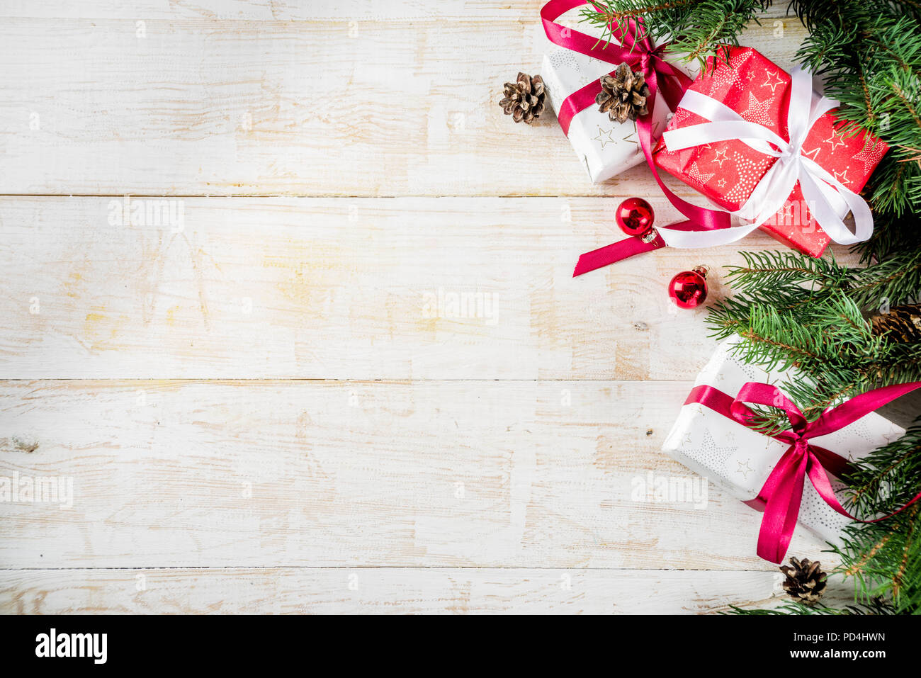 Fondo de navidad con regalo de Navidad regalos y decoración, cuadro de  ramas de abeto, clásicos de madera blanca espacio copia de fondo Fotografía  de stock - Alamy
