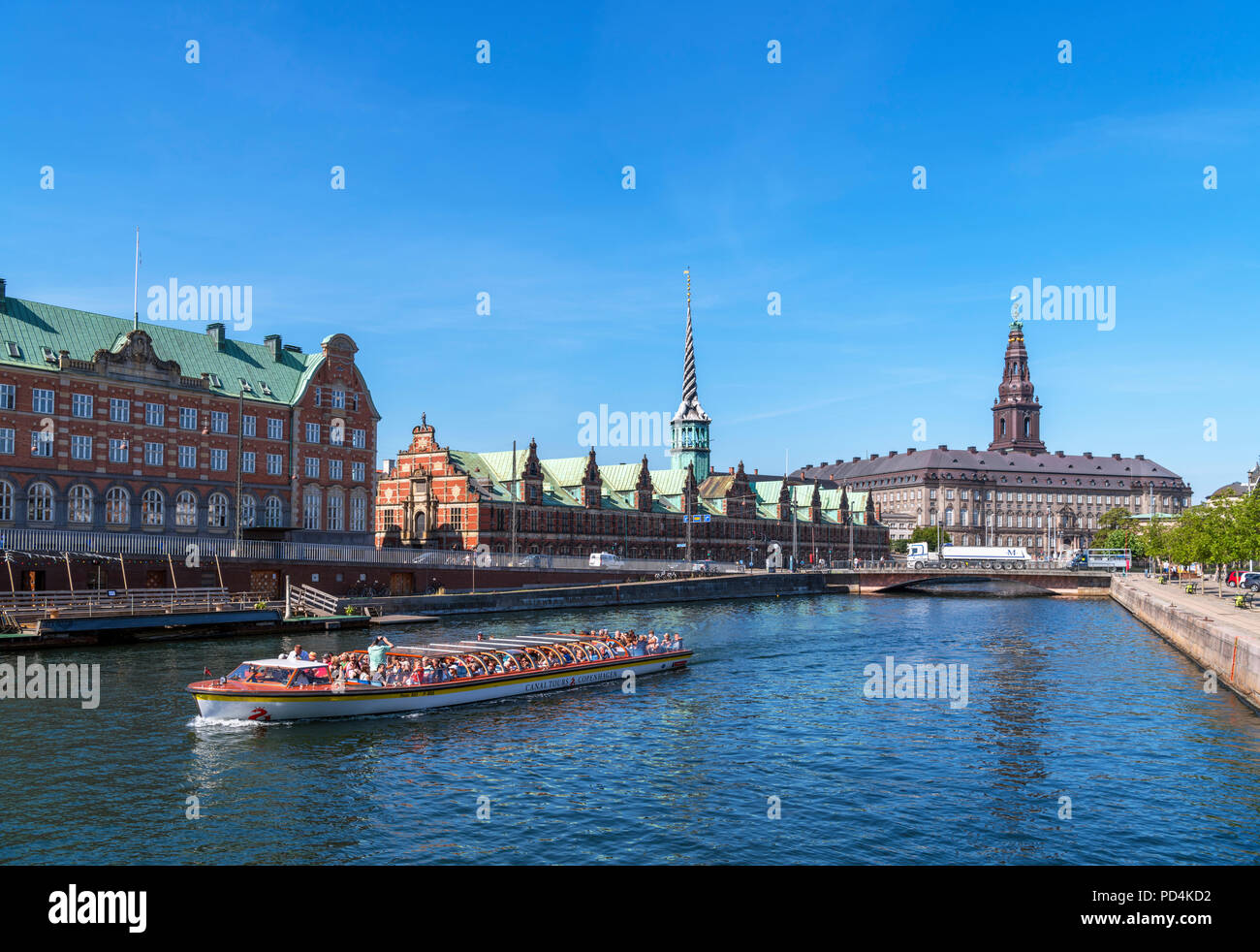 Crucero por el río en canal Slotsholmens mirando hacia la Børsen (la Bolsa) y Christiansborg Slot (Christiansborg Palace), Copenhague, Dinamarca Foto de stock
