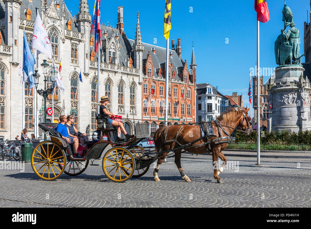 Caballo y atrapar a los turistas para tomar un tour por la ciudad, la plaza Markt, Brujas, Bélgica Foto de stock