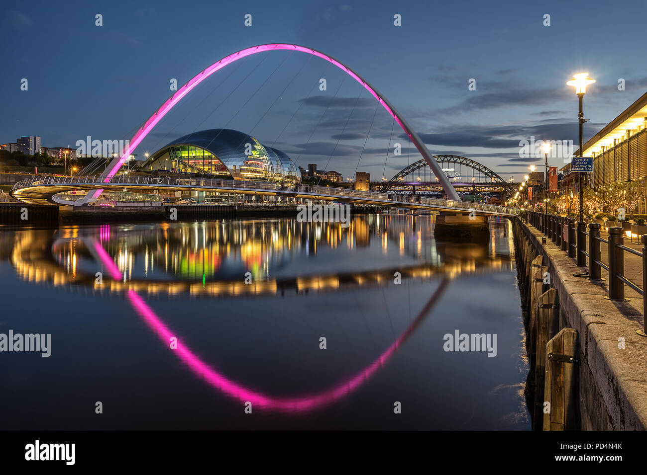 Mirando a través del río Tyne hasta el puente del milenio de Gateshead y Newcastle Foto de stock
