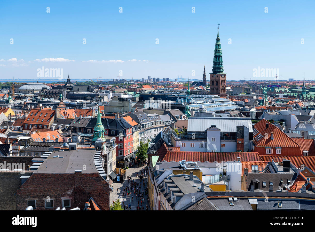Vistas de la ciudad desde la Torre Redonda (Rundetaarn) mirando hacia la espira del Nikolaj Centro de Arte Contemporáneo (Iglesia de San Nicolás), Copenhague, Dinamarca Foto de stock