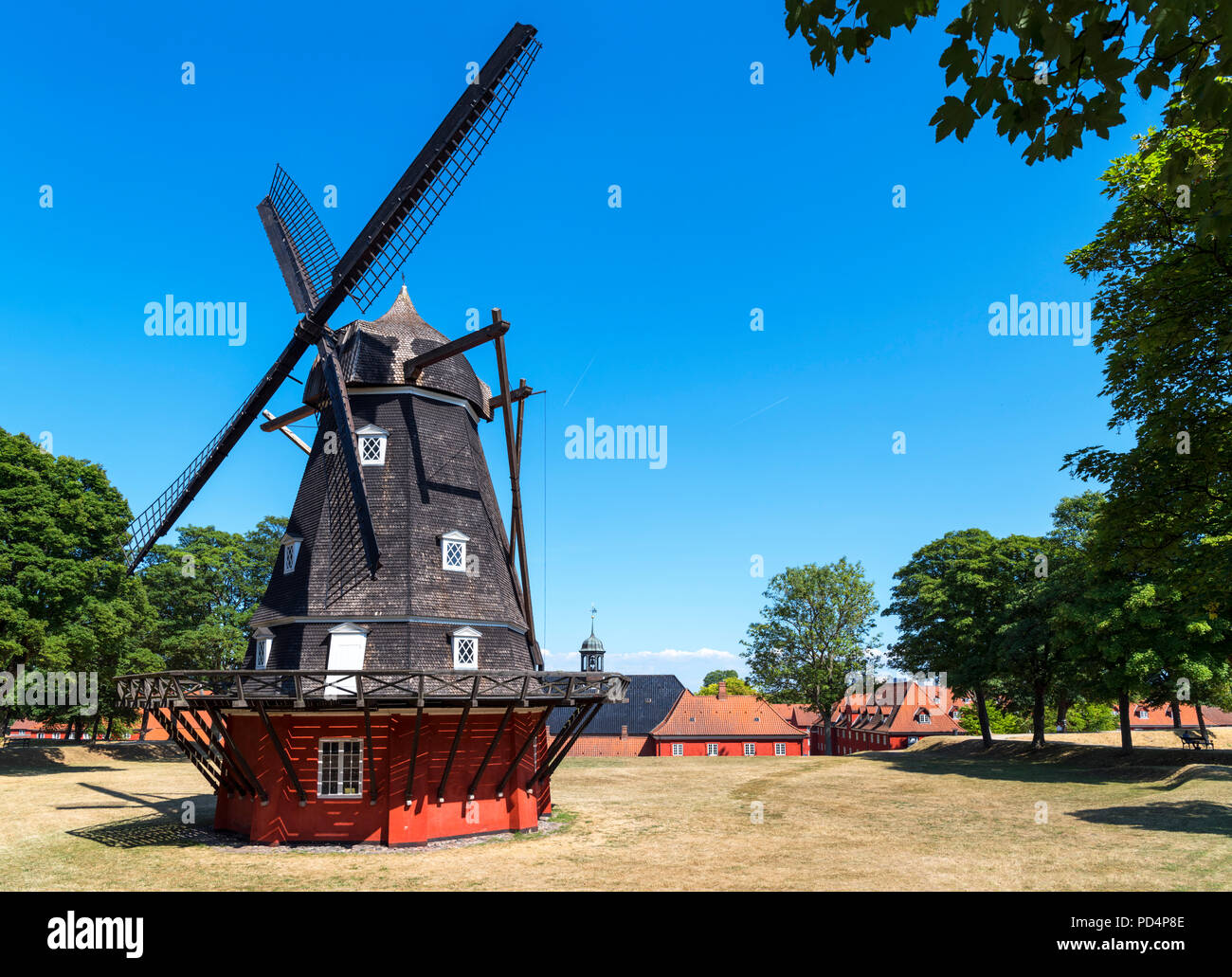 Molino de viento en el King's Bastion en Kastellet (Ciudadela), Copenhague, Dinamarca Foto de stock