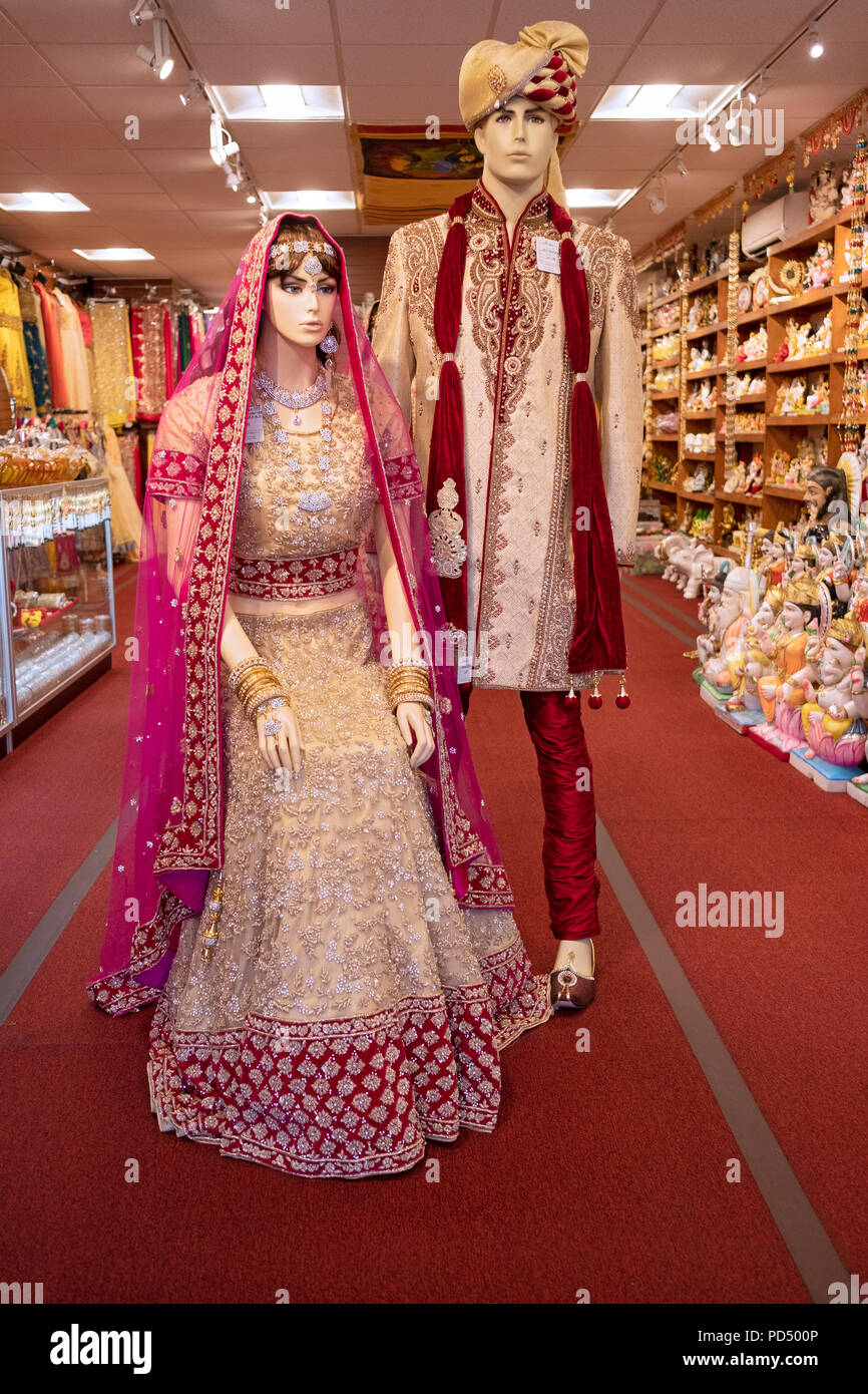 Boda hindú ropa para la venta en un almacén de Liberty Avenue en South  Richmond Hill, en el barrio de Queens, Ciudad de Nueva York Fotografía de  stock - Alamy