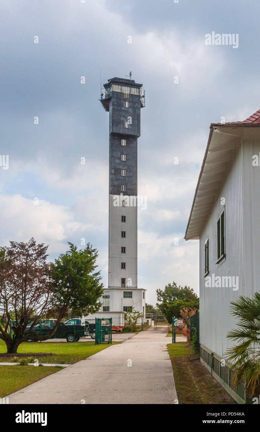 Las modernas monolíticas de Sullivan's Island Lighthouse, el último gran faro construido por el gobierno federal, se asemeja a una torre de control del tráfico aéreo. Foto de stock