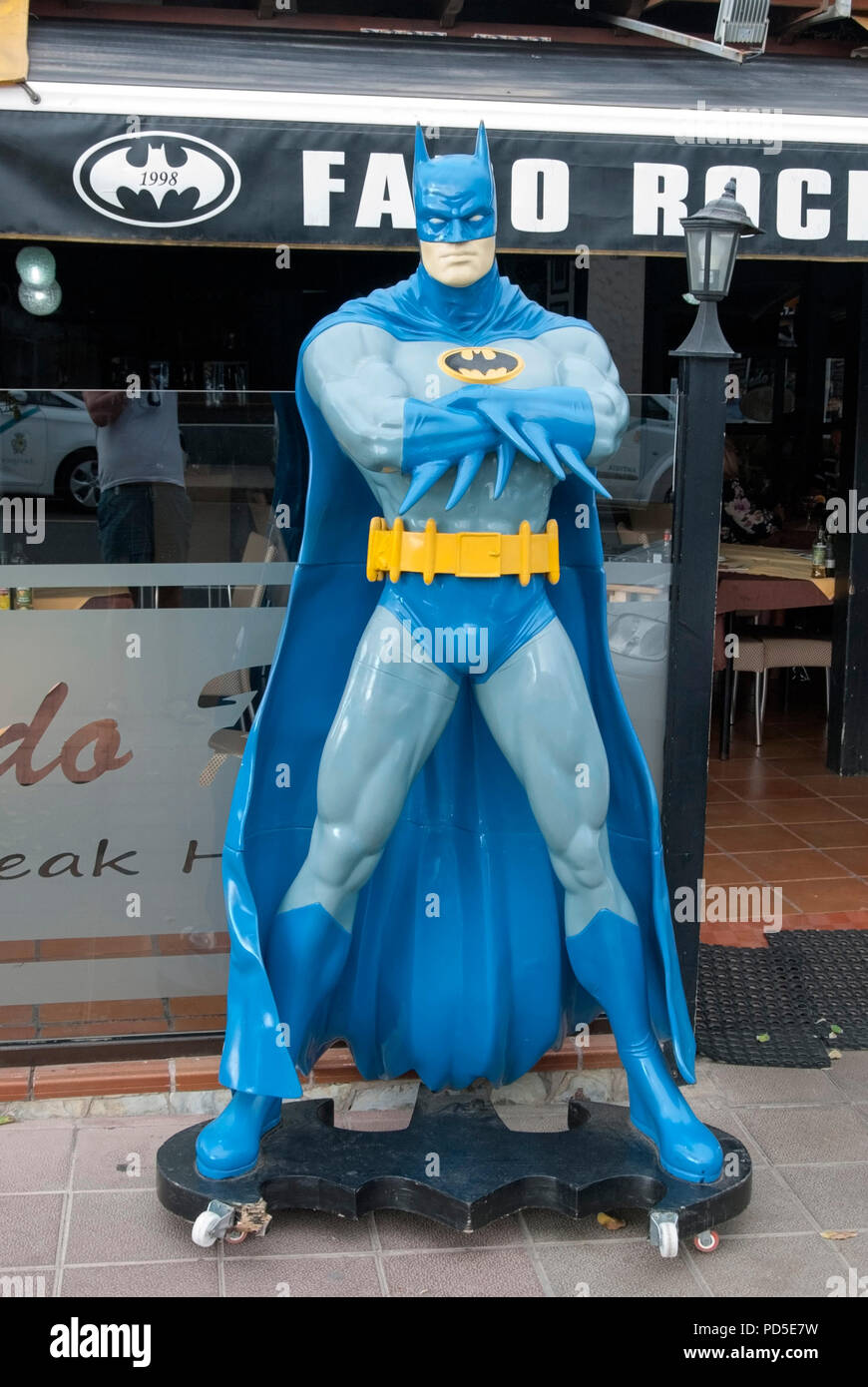 La figura del superhéroe Batman lifesize modelo de macho americano icono  del superhéroe Batman en traje gris y azul de la capa y la máscara anuncio  fuera Fado Rock S Fotografía de