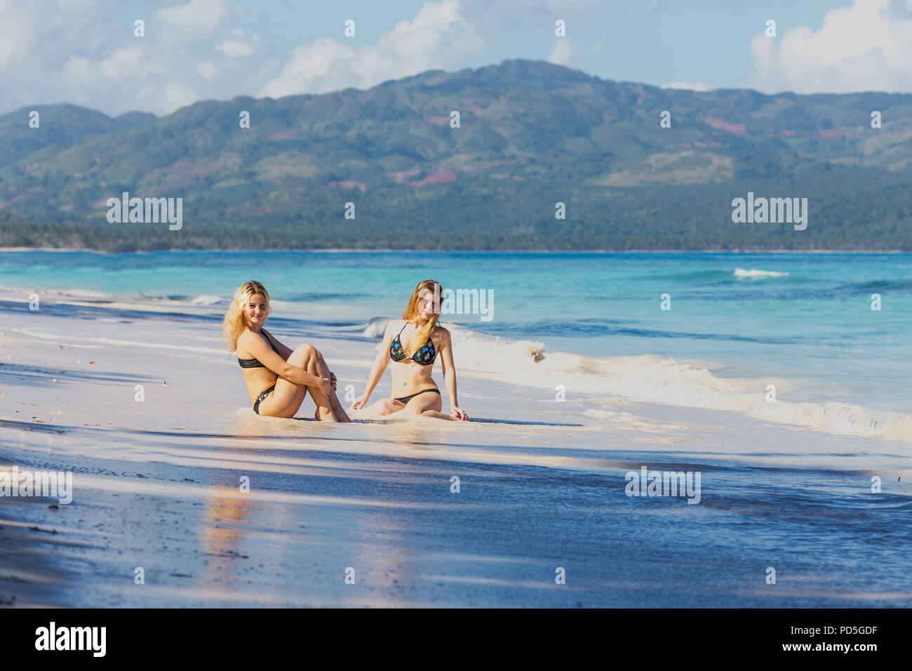 Chicas guapas en bikini fotografías e imágenes de alta resolución - Página  3 - Alamy