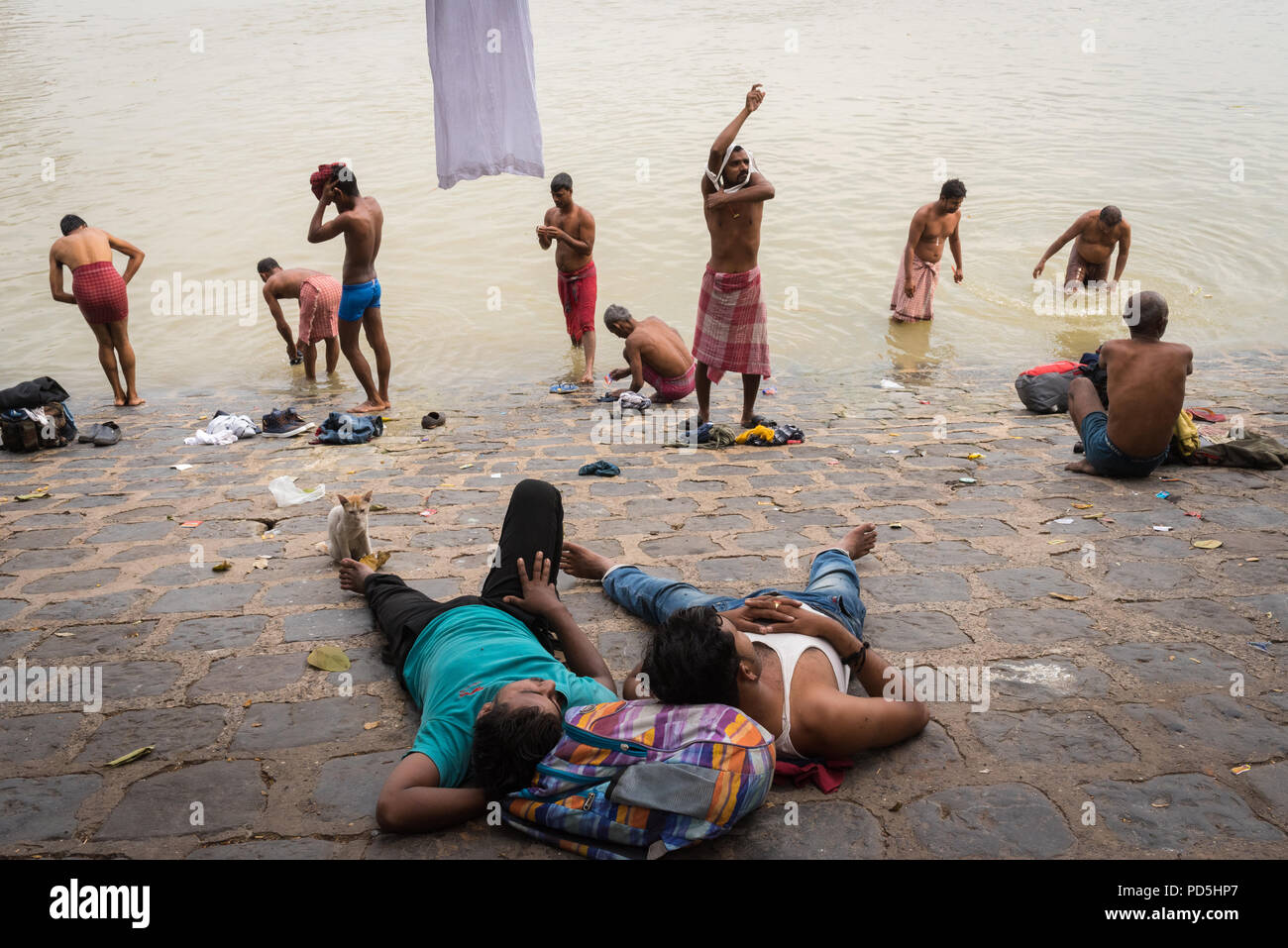Hombres bañándose fotografías e imágenes de alta resolución - Alamy