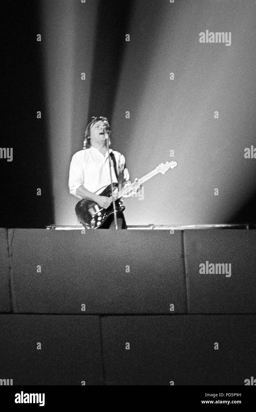 Dortmund, Alemania, 20ª. Feb.1981 - David Gilmour, guitarrista y cantante de la banda británica de rock psicodélico Pink Floyd realizar la pared de concierto en el Westfalenhalle en Dortmund/Alemania (imagen digital desde un b/w-film-negativo) Foto de stock