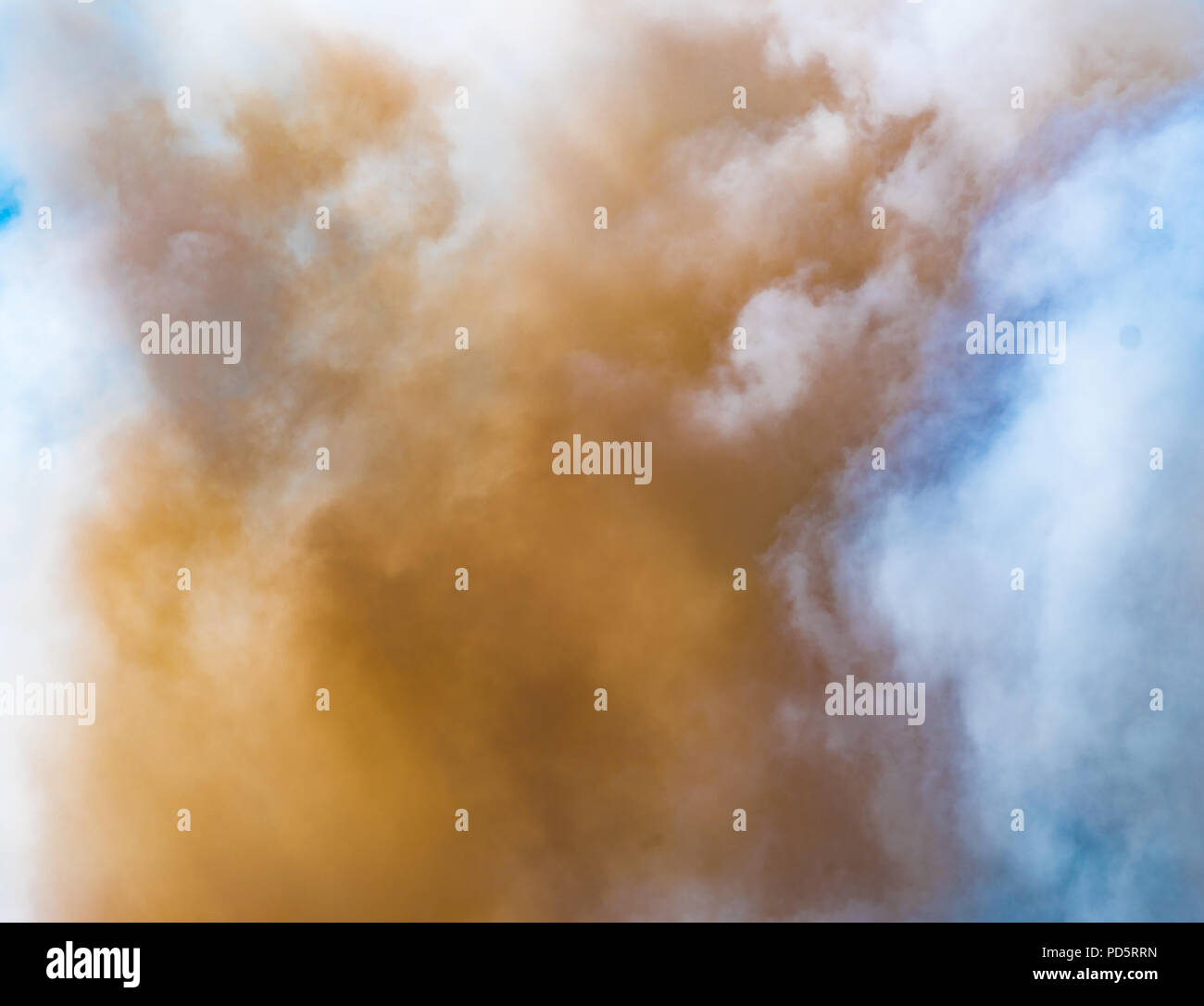 Primer plano de humo, con un núcleo de fuego en ella Foto de stock