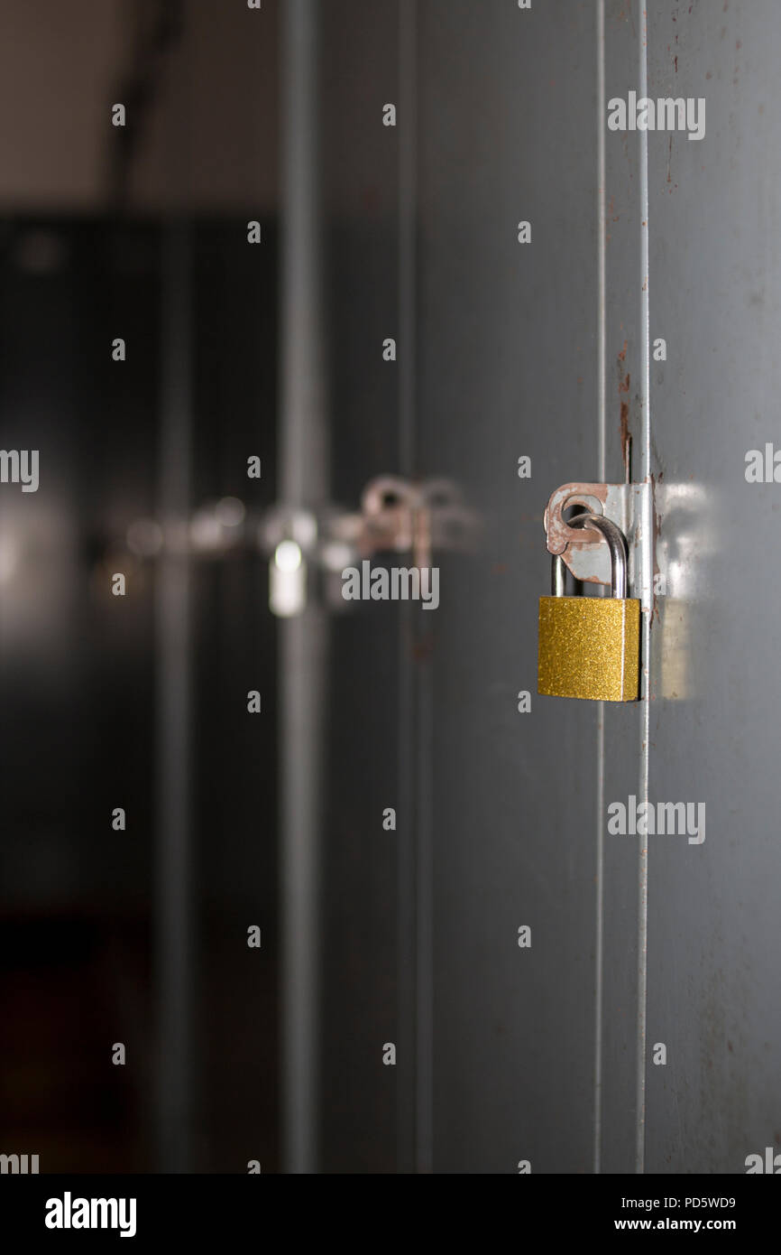 Gris neutro lockers con candado cerraduras para gimnasio, vestidor,  Empresa, escuela para almacenamiento personal Fotografía de stock - Alamy