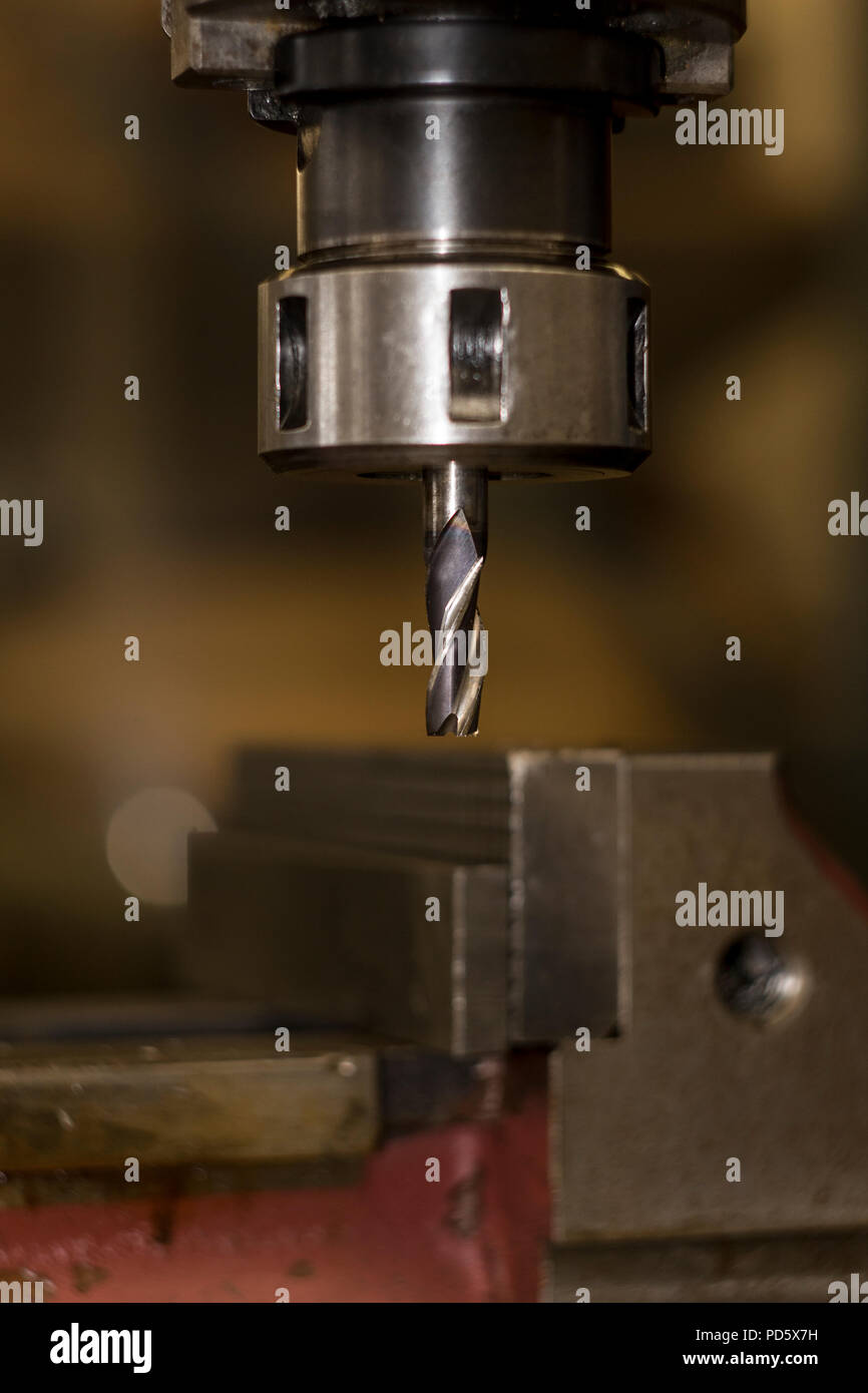 Molino de molienda taladro con broca de corte corte vice para el  procesamiento de metales Acero aluminio o plástico en un taller Fotografía  de stock - Alamy