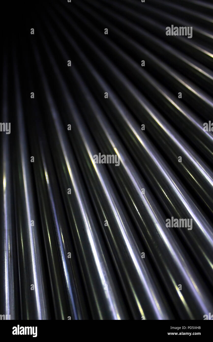 Patrón de lotes de brillante metal industrial tubo de acero inoxidable para cortar  tubos y trabajar con el proceso de soldadura Fotografía de stock - Alamy