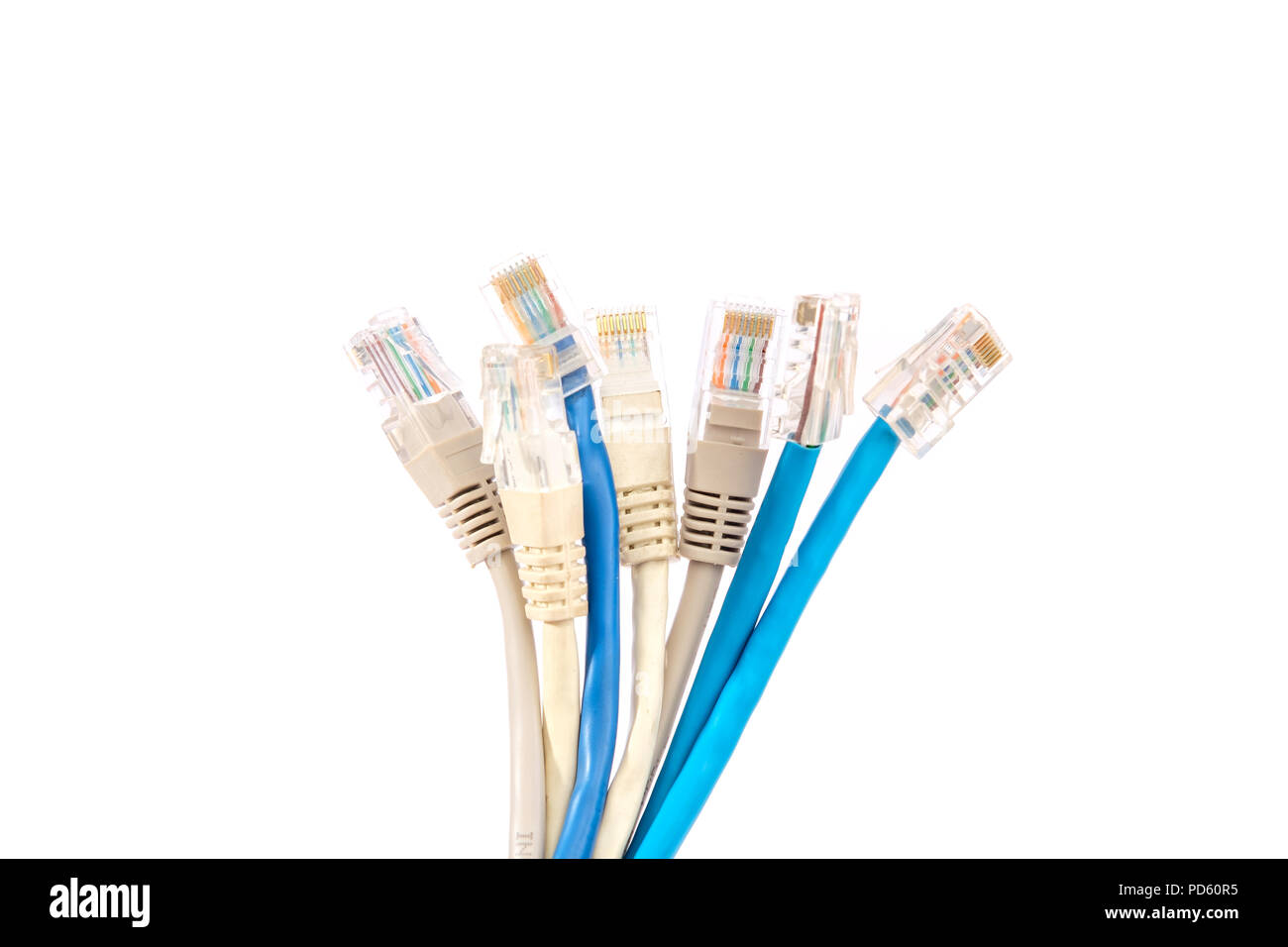 Un montón de red de área local con cables conectados juntos y conectores  para internet Fotografía de stock - Alamy