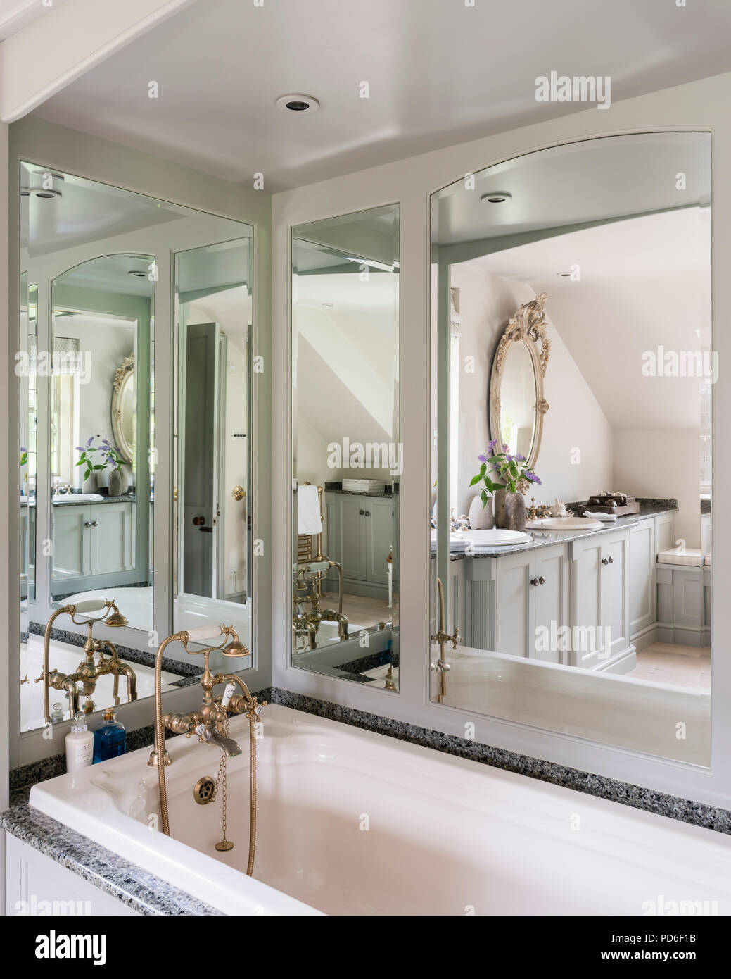 Bañera con espejos reflejando el espacio Foto de stock