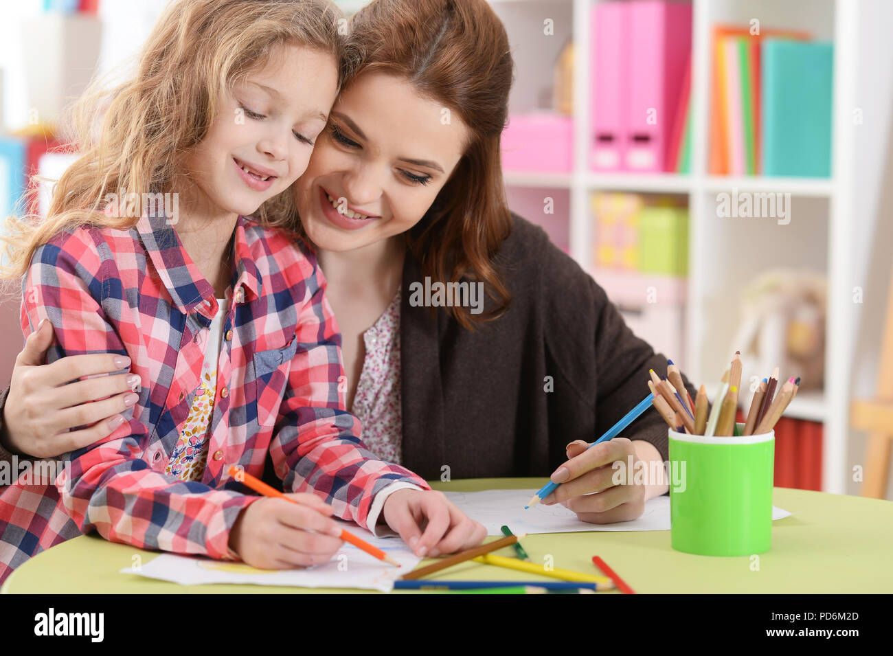 Retrato de niña con su madre dibujo Foto de stock