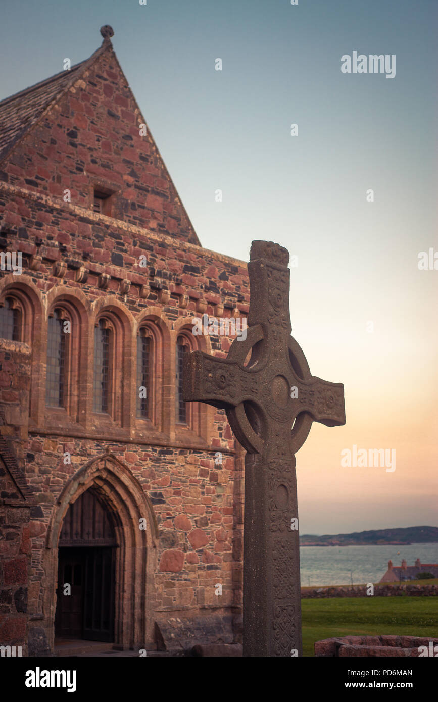 Cruz celta en frente de la Abadía de la isla de Iona, Escocia Foto de stock