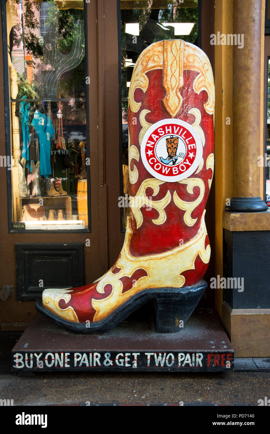 Grandes botas de vaquero en la pantalla fuera de una tienda de arranque en Nashville, Tennessee, EE.UU. Foto de stock