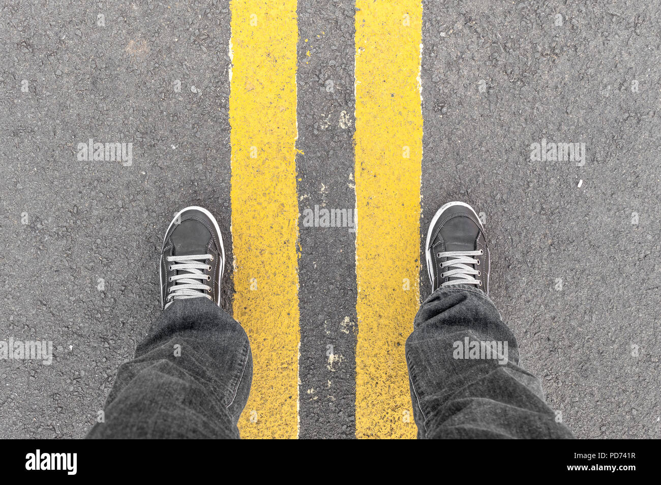 Perspectiva Personal de persona las piernas y street's líneas amarillas Foto de stock