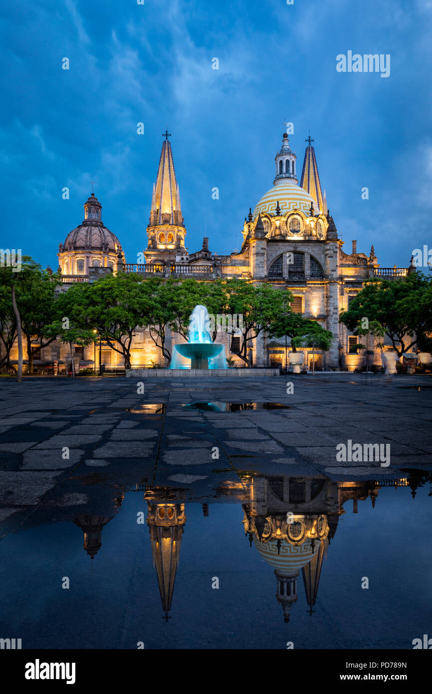 Catedral de Guadalajara, México, en penumbra. Foto de stock