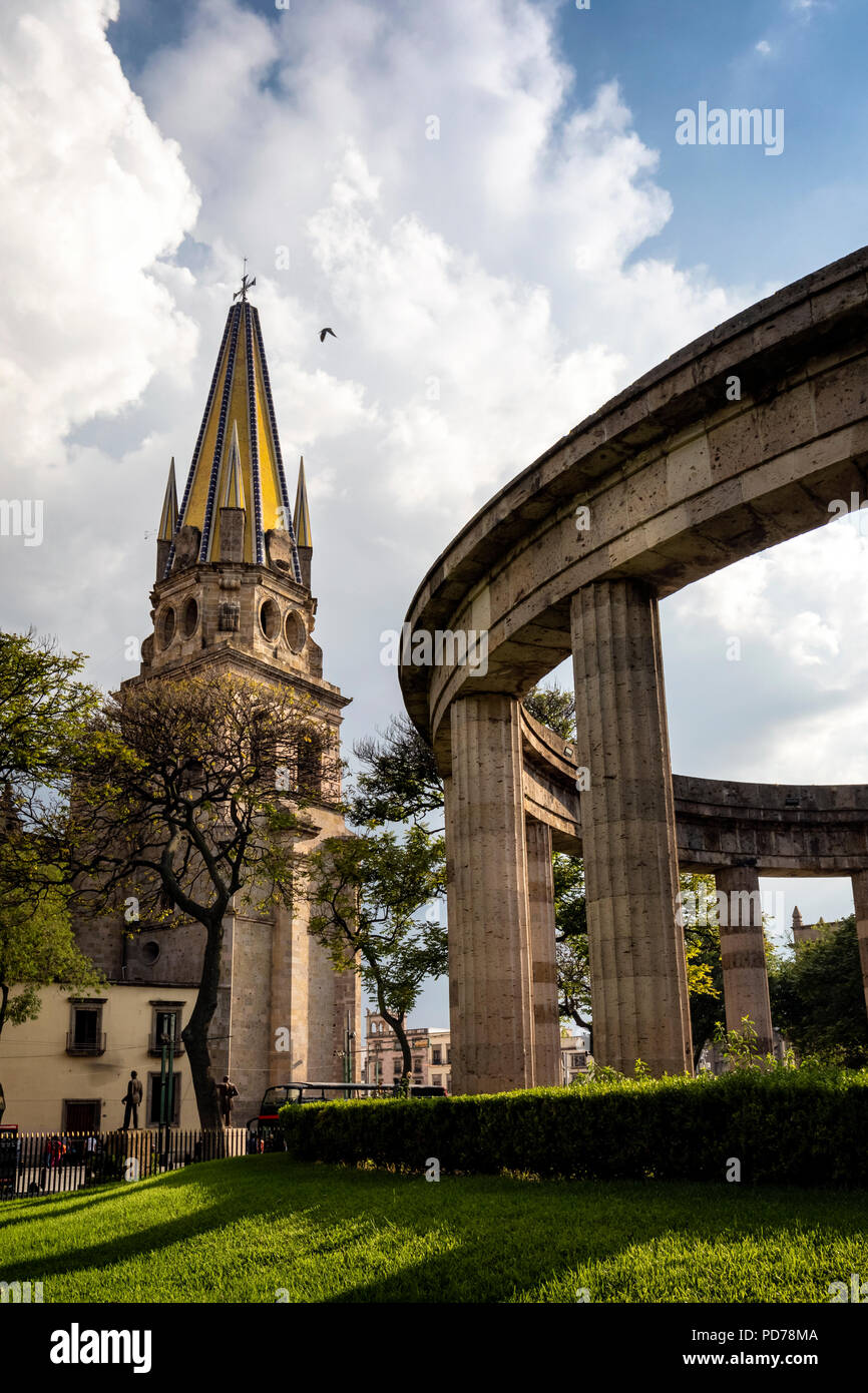 Rotonda de ilustres y la catedral, en el centro de la ciudad de Guadalajara, México. Foto de stock
