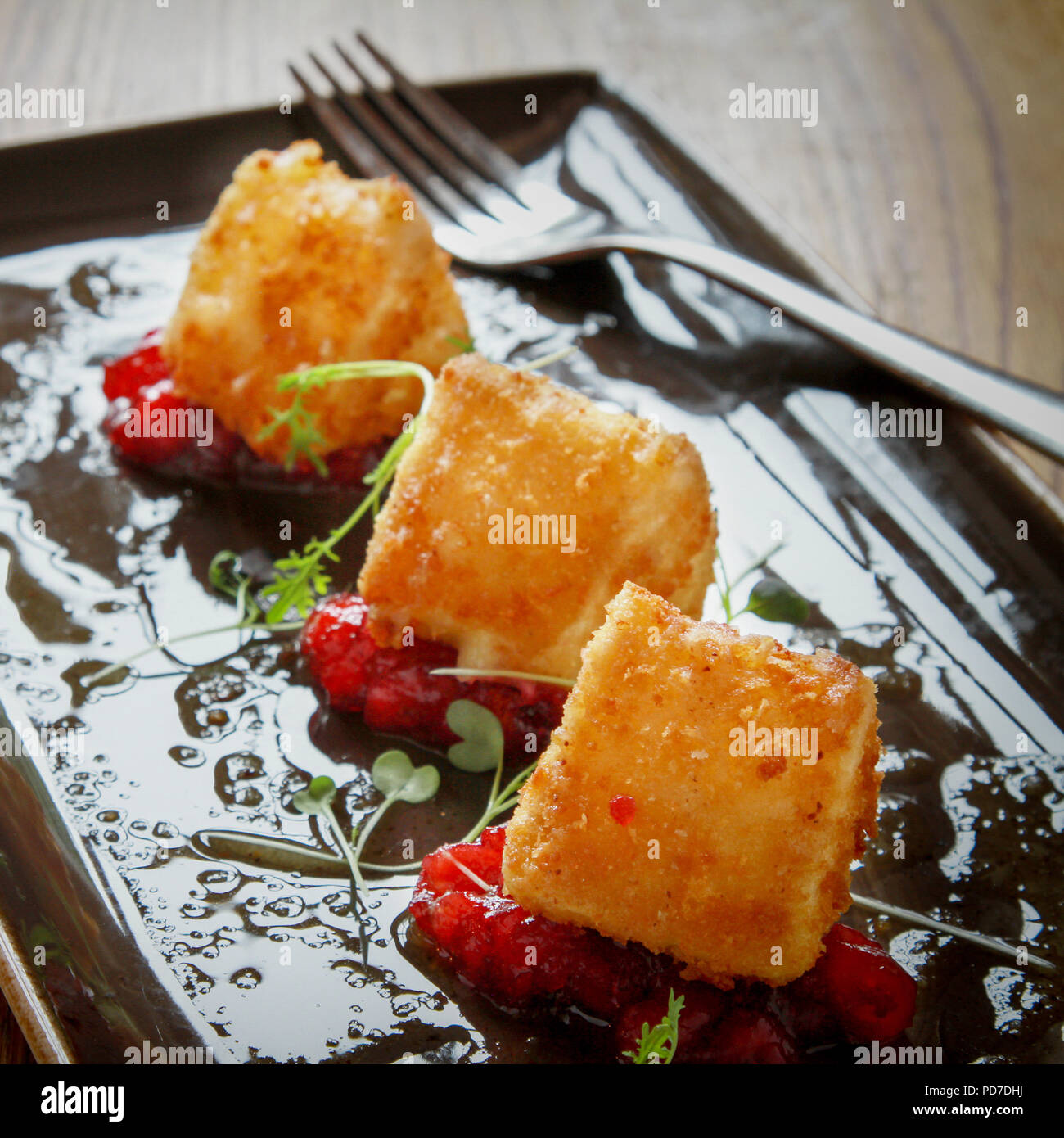 Aperitivo de queso brie frito Fotografía de stock - Alamy