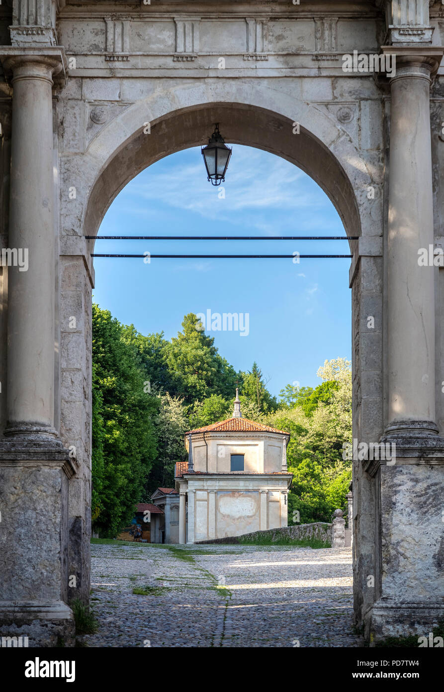 Vista de las capillas y el camino sagrado del Sacro Monte di Varese, Sitio del Patrimonio Mundial de la Unesco. Sacro Monte di Varese, Varese, en Lombardía, Italia. Foto de stock