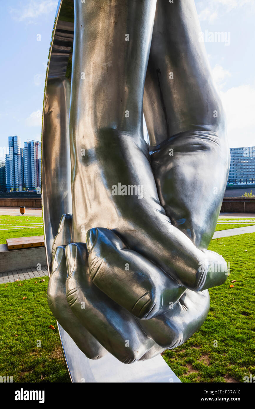 Inglaterra, de Londres, Westminster, Millbank, Riverside Walk Jardines, escultura titulada 'amor' por Lorenzo Quinn Foto de stock
