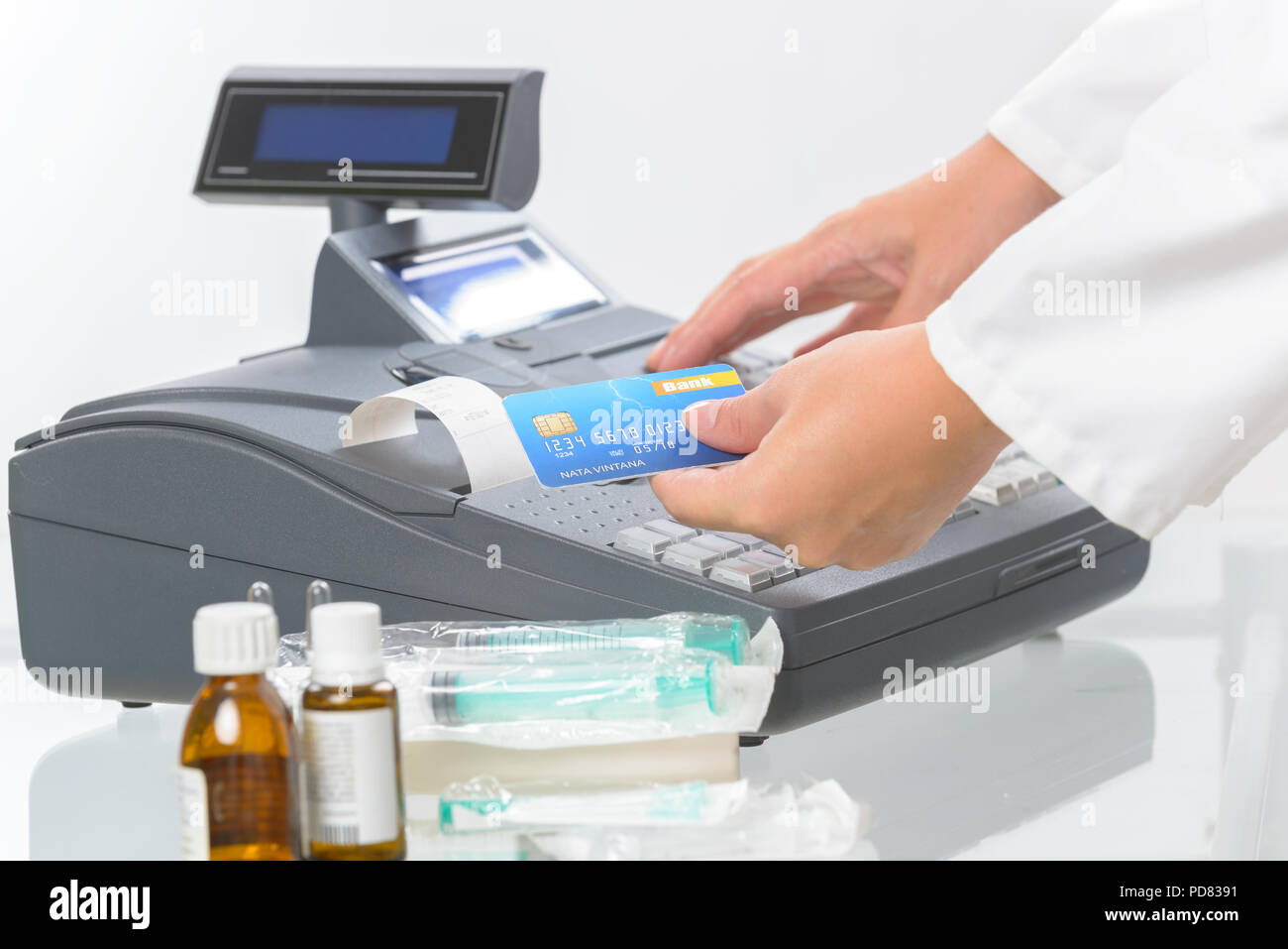 A su farmacéutico o a su médico holdnig y utilizando la tarjeta de crédito caja  registradora de la farmacia o cirugía Fotografía de stock - Alamy