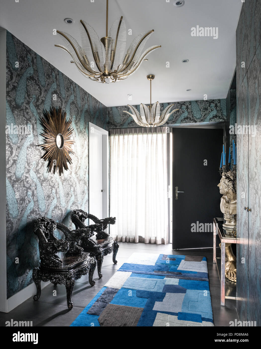 19 dragón chino sillas talladas por debajo de sunburst espejo en el hall de  entrada de papel tapiz en relieve plateado por Cole & Sons Fotografía de  stock - Alamy