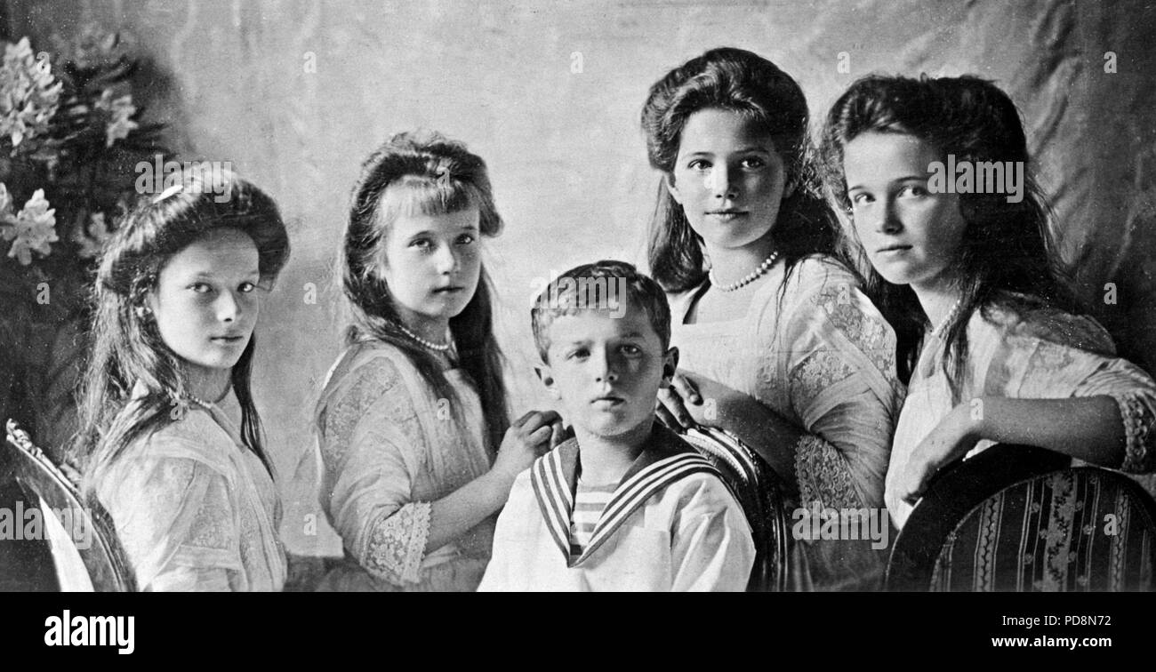 El zar Nicolás II de Rusia. 1868-1918. El último emperador de Rusia. Fotografiados aquí sus cinco hijos Tatiana, Anastasia, Alexei, Maria y Olga. Foto de stock