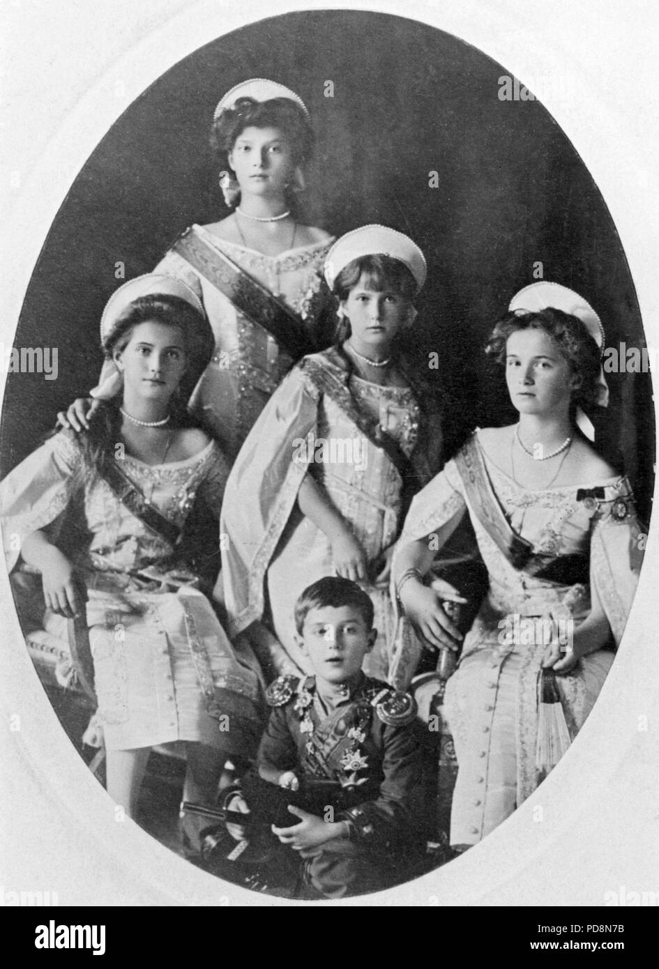 El zar Nicolás II de Rusia. 1868-1918. El último emperador de Rusia. Fotografiados aquí sus cinco hijos Tatiana, Anastasia, Alexei, Maria y Olga. Foto de stock