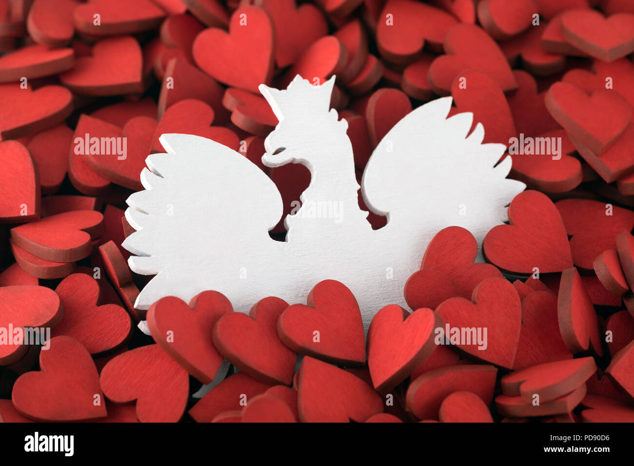Escudo de armas polacas en muchos corazones rojos Foto de stock