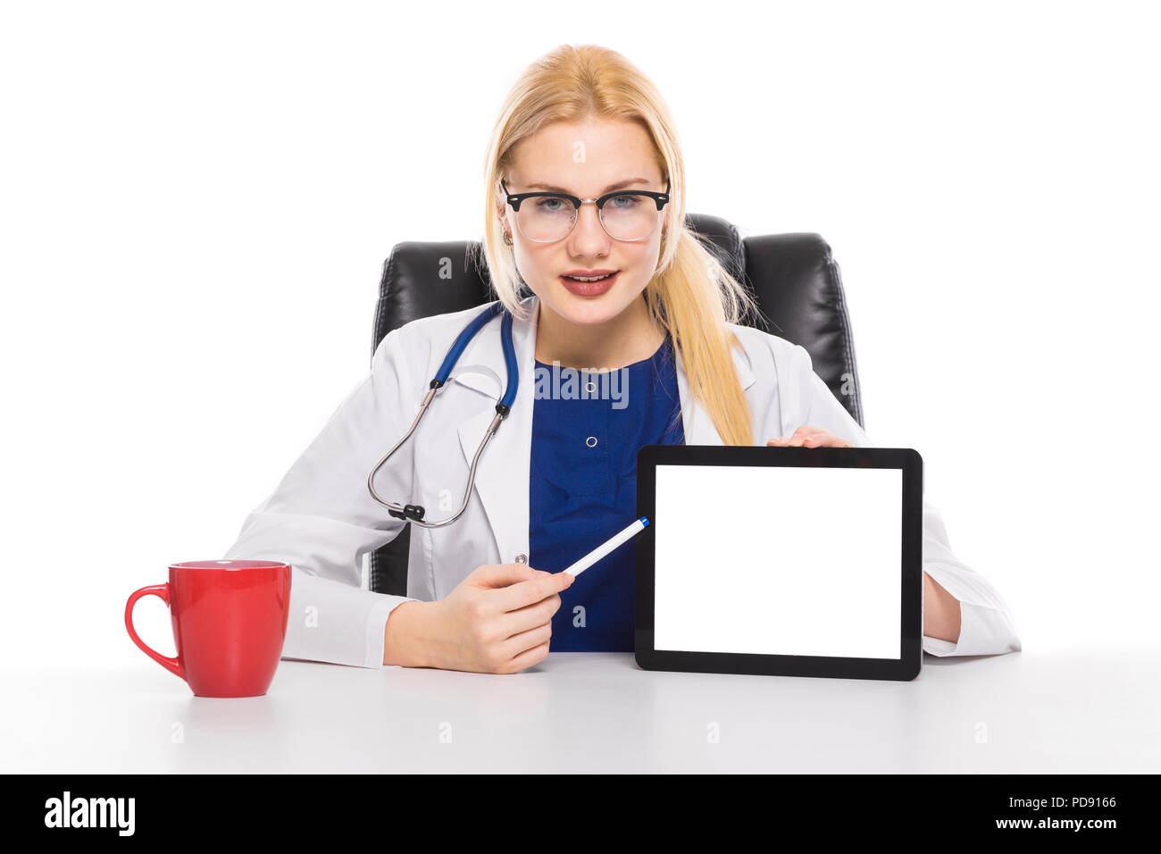 Mujer jefe médico en bata blanca con tablet Foto de stock