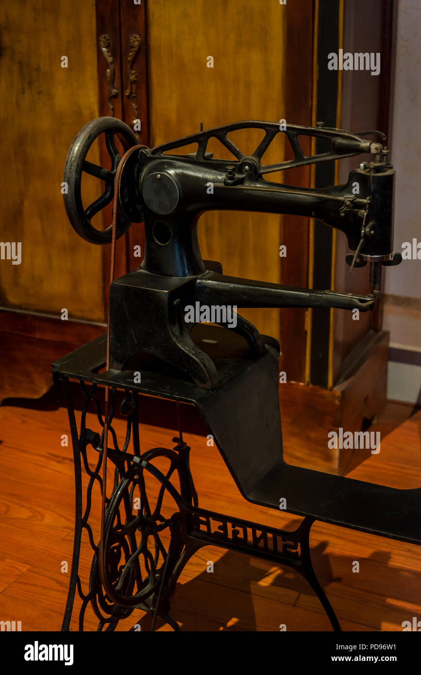 Vieja máquina de coser cantante fotografías e imágenes de alta resolución -  Alamy