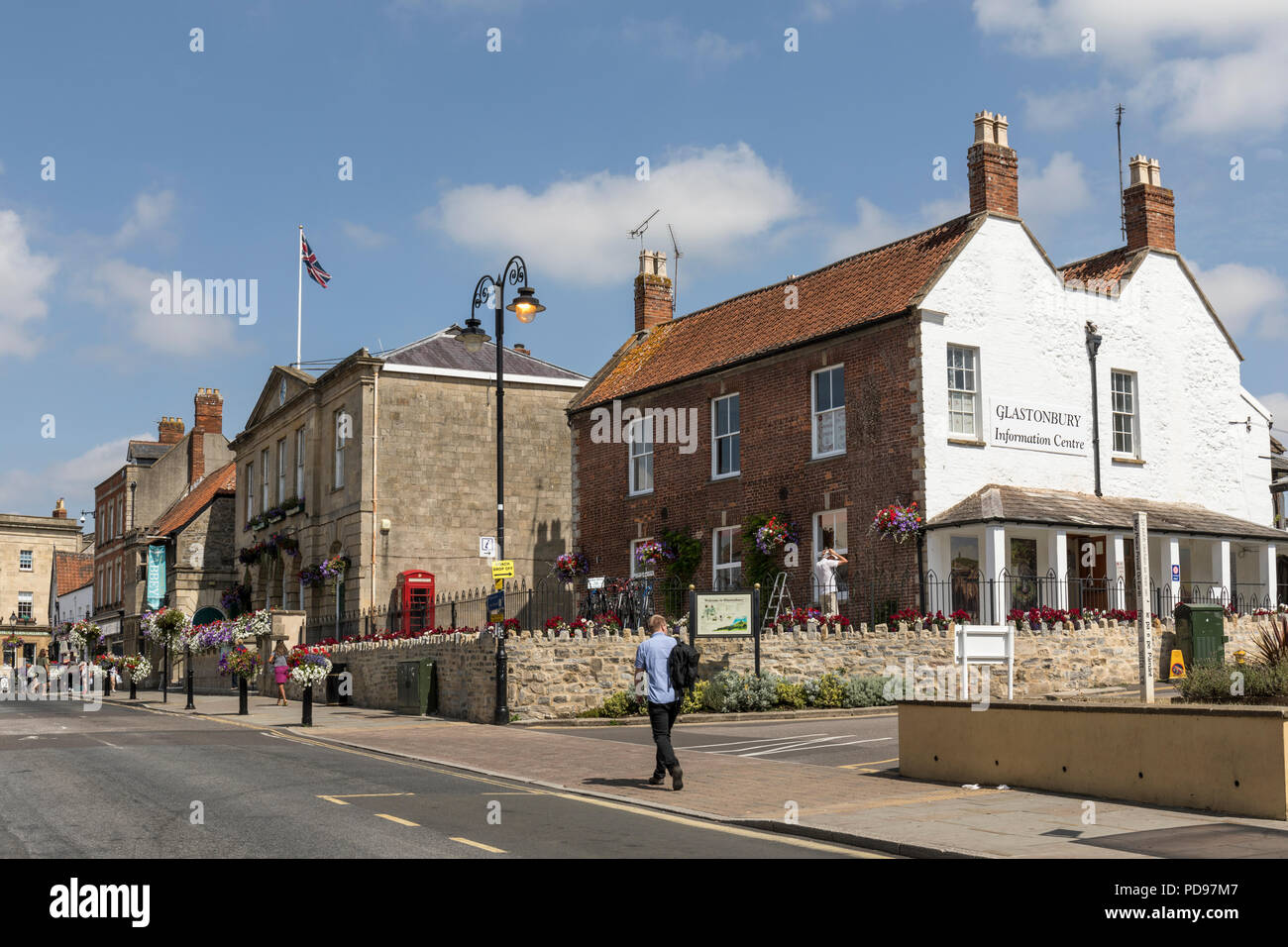 Centro de información en Magdalene Street, Glastonbury, Inglaterra, Reino Unido Foto de stock