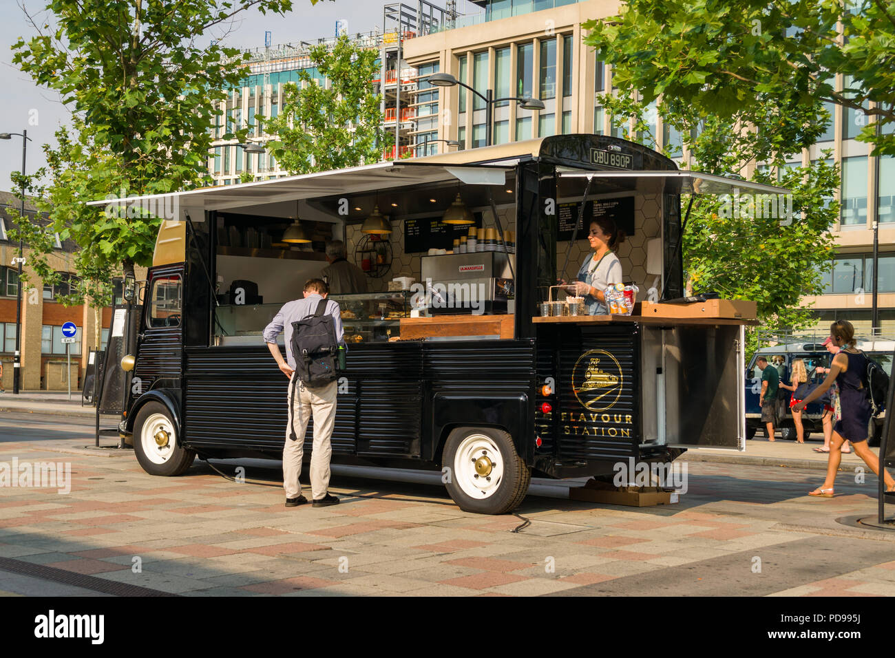 Una tienda de café y refrescos móvil vehículo con el cliente navega, Plaza  de la estación de Cambridge, Reino Unido Fotografía de stock - Alamy