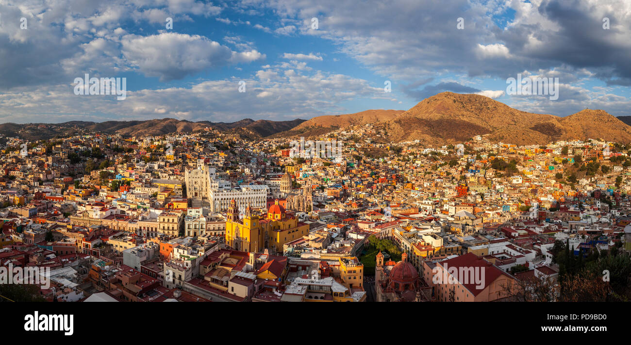 Panorámica de la ciudad colonial de Guanajuato, México. Foto de stock