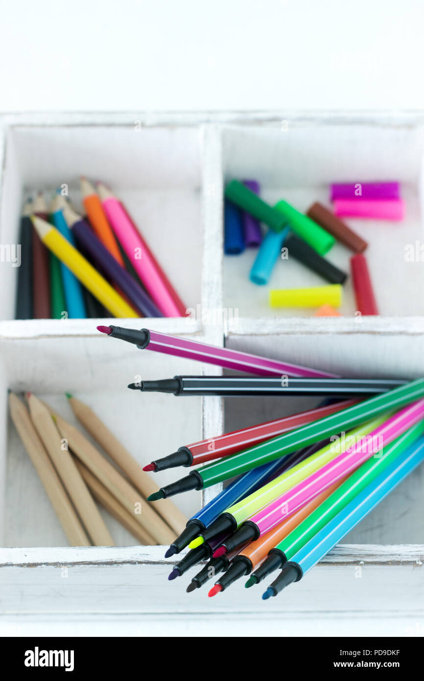 Accesorios para niños el arte de lápices y marcadores sobre un fondo  blanco. El enfoque selectivo Fotografía de stock - Alamy