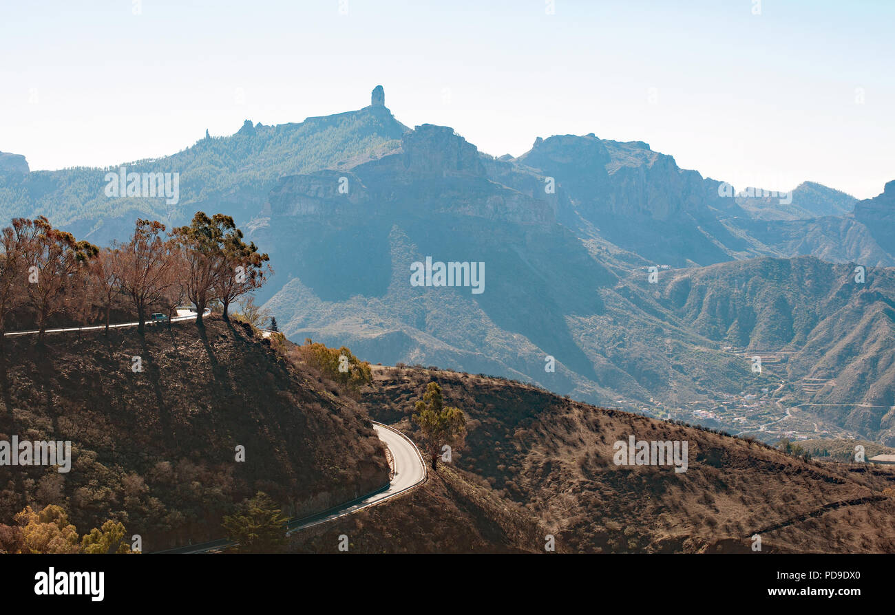 Ver en montañas de Gran Canaria y zigzagueante carretera de aldea de Cru Tejede, España Foto de stock