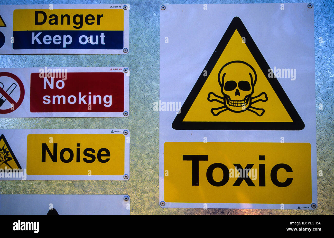 Edificio Vista signo de advertencia, alerta de residuos tóxicos, Nr en el aeropuerto de Heathrow, Londres, Inglaterra, Reino Unido, GB. Foto de stock