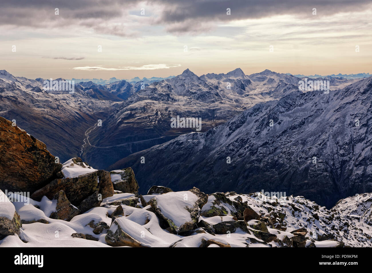 Vista desde el Gaislachkogel a los nevados Alpes Ötztal, Sölden, Ötztal, Tirol, Austria Foto de stock