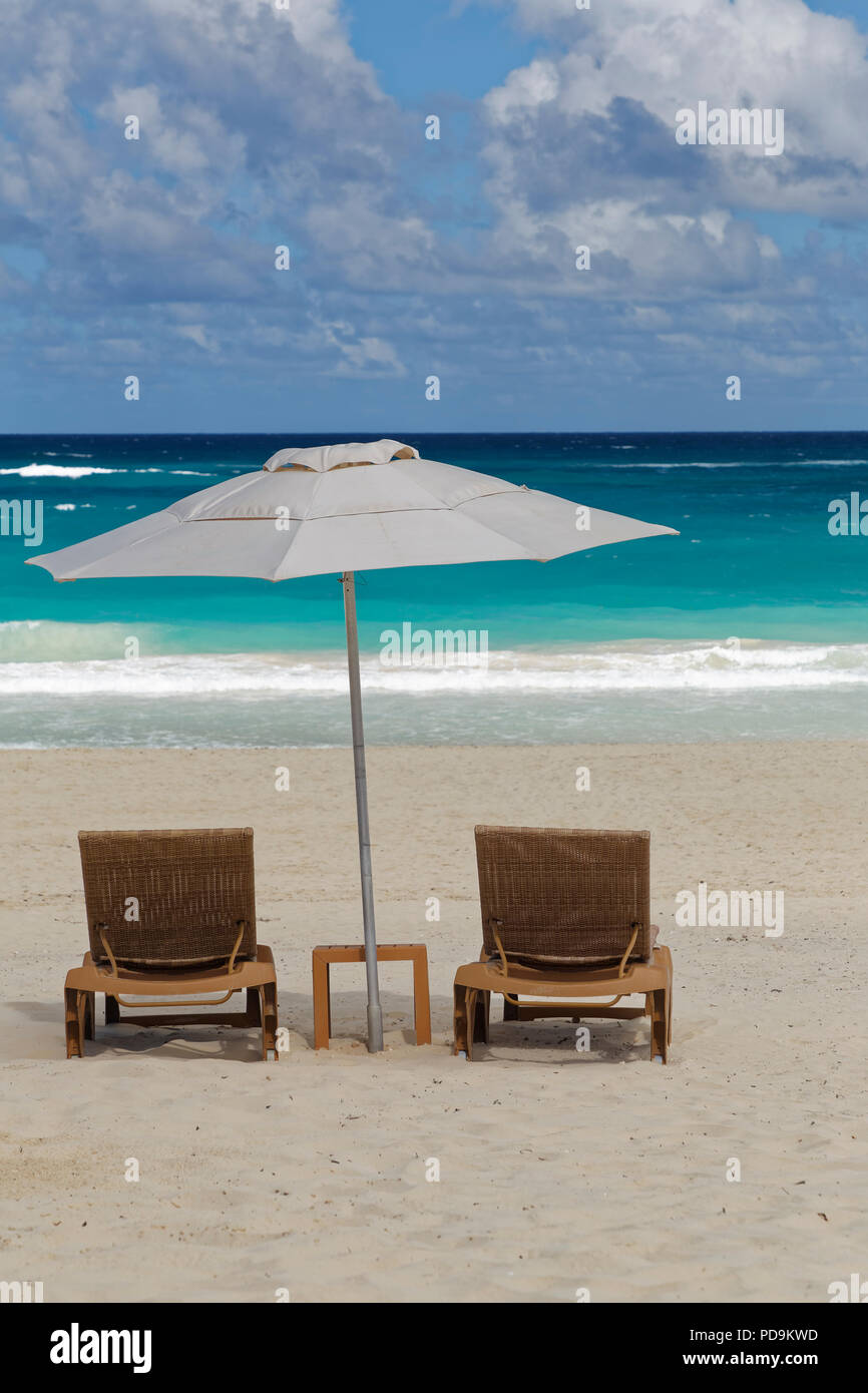 Dos sillas de playa con sombrilla en la playa, Playa Bávaro, Punta Cana, República Dominicana Foto de stock
