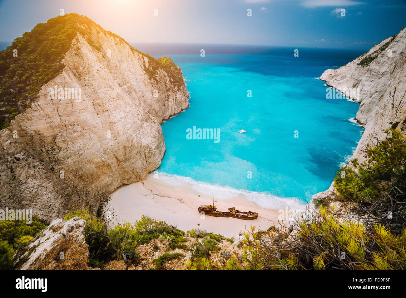 Naufragio en playa Navagio. Azul turquesa, agua de mar y playa de arena como un paraíso. Famoso hito turístico en la isla de Zakynthos, Grecia Foto de stock